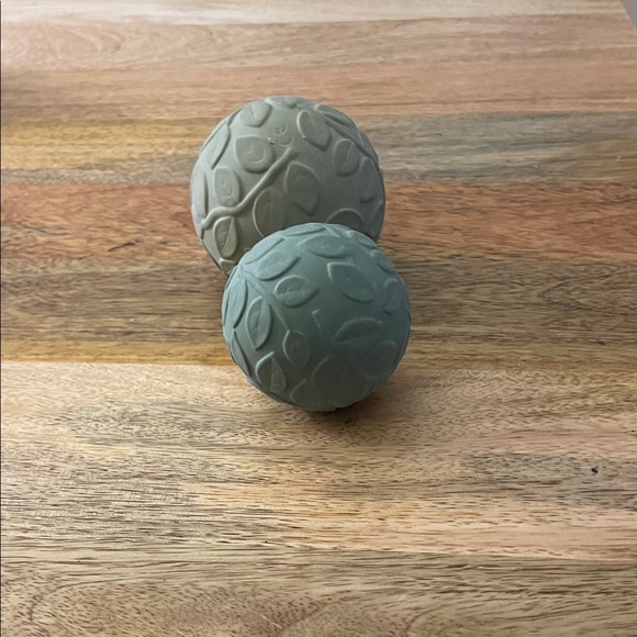 Set of Two Textured Balls - Picture 2 of 3